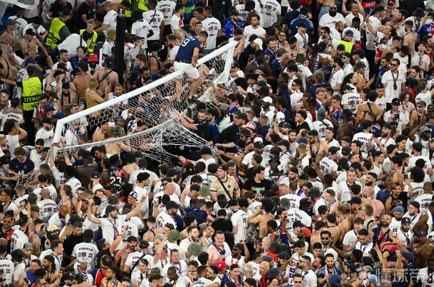 hth-清晨欧冠传出新动向，塞维利亚防线松动，管理层表态：赛场秩序良好，年轻球员得到机会的简单介绍-hth